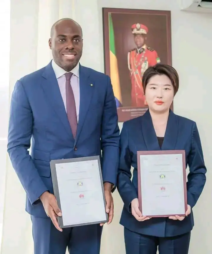 Mark Alexandre Doumba, ministre de l’Économie numérique, de la Digitalisation et de l’Innovation, et Madame Wang LEI, PDG de Huawei pour la zone CEMAC
